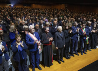 Mattarella a Firenze, standing ovation per il presidente della Repubblica Mattarella a Firenze, standing ovation per il presidente della Repubblica