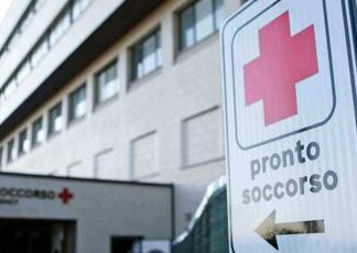 Milano, al Pronto soccorso armato di coltello: cerca l’ex compagna e ferisce 3 persone