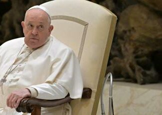 Papa Francesco, lo pneumologo: “Non spaventa che gli manchi il fiato dopo un’infezione”
