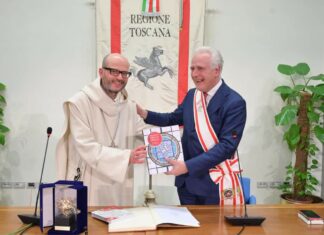 Pegaso d’oro a padre Bernardo, Giani: “Uomo di pace” Pegaso d'oro a padre Bernardo, Giani: "Uomo di pace"