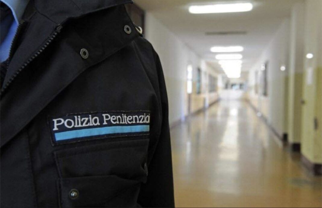 Carcere di Pisa, agenti aggrediti da detenuto