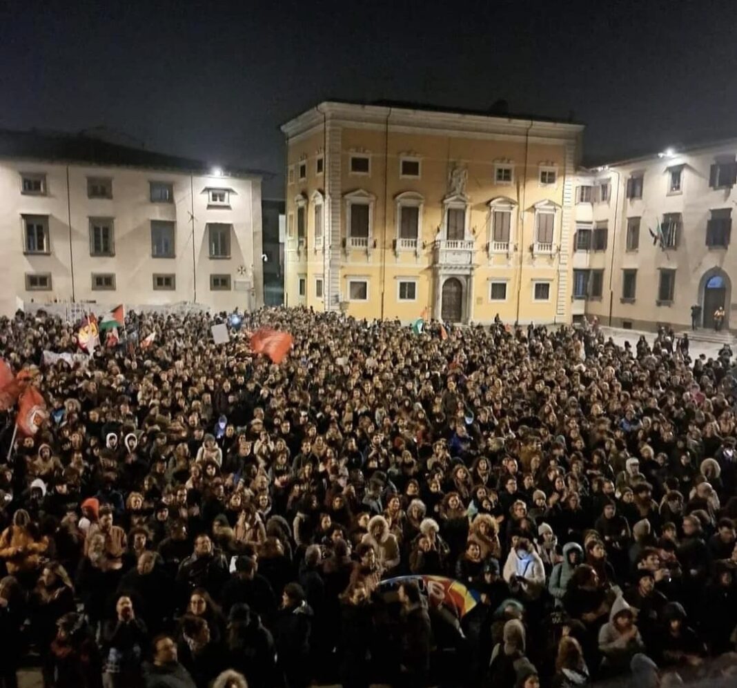 Polizia contro corteo, migliaia in piazza a Pisa per gli studenti