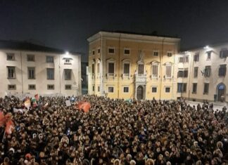 Polizia contro corteo, migliaia in piazza a Pisa per gli studenti Polizia contro corteo, migliaia in piazza a Pisa per gli studenti