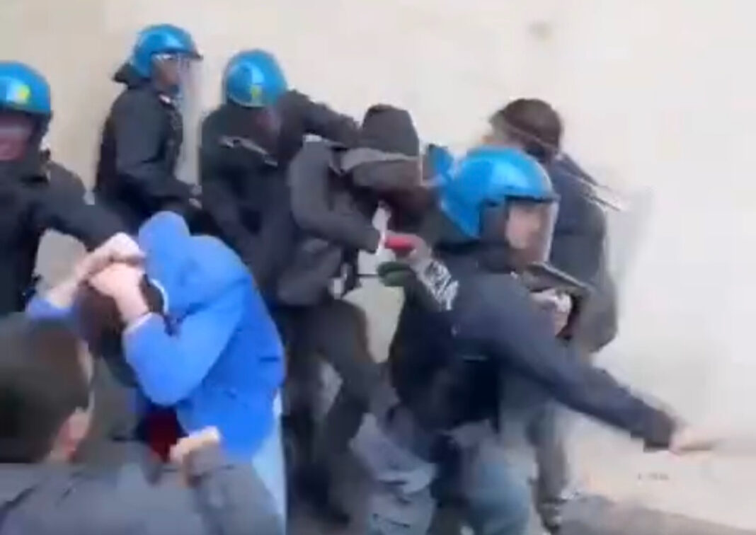 Polizia contro studenti a Pisa, prof liceo Russoli: 