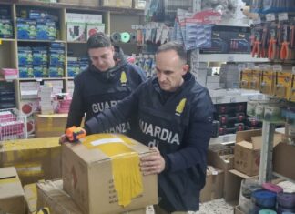 Prodotti elettronici contraffatti, maxi sequestro Prodotti elettronici contraffatti, maxi sequestro