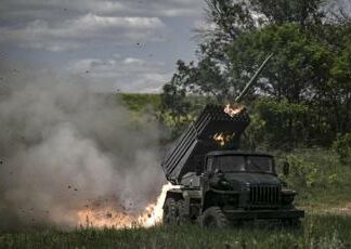 Ucraina, diverse esplosioni a Kiev. Polonia: “Missile Russia ha violato nostro spazio aereo”