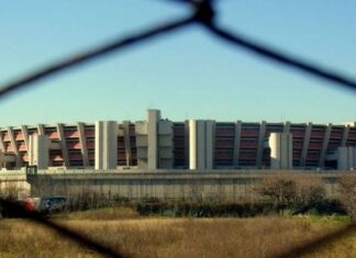 Disordini a Sollicciano, rissa tra detenuti. Feriti due agenti Il carcere di Sollicciano