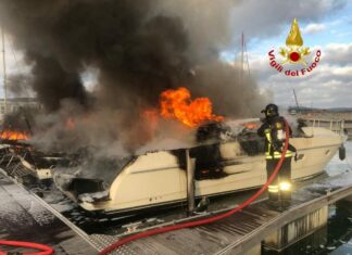 Incendio nel porto di Piombino, a fuoco le barche Incendio nel porto di Piombino, a fuoco le barche