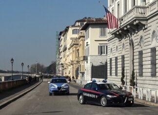 Molotov contro consolato Usa, arrestato ragazzo di 22 anni Molotov contro consolato Usa, arrestato ragazzo di 22 anni