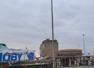Porto di Livorno, stop fumi neri navi. Sindaco: “Risultato straordinario” Porto di Livorno, stop fumi neri navi. Sindaco: "Risultato straordinario"