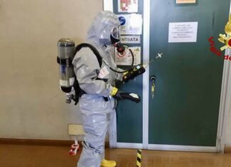 Vapori ammonio a scuola, evacuate 85 persone a Lucca Vapori ammonio a scuola, evacuate 85 persone a Lucca