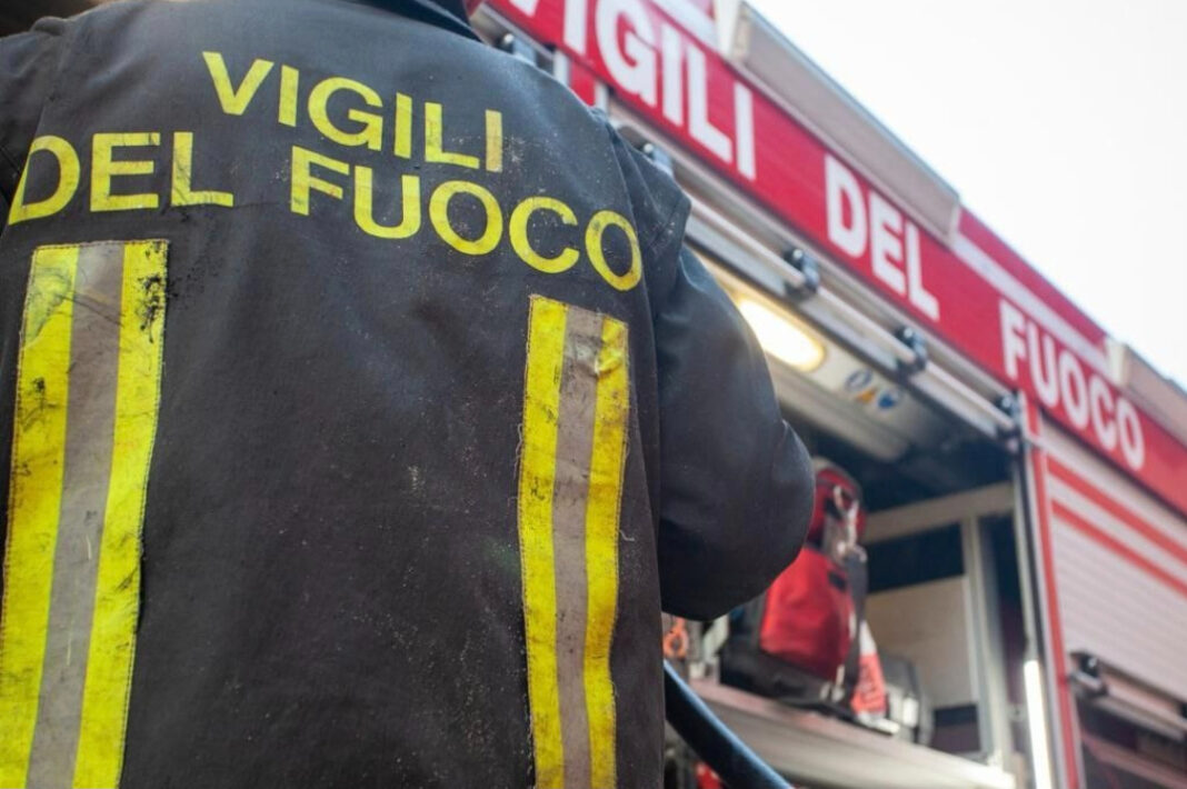 Incendio in un palazzo a Livorno, morto un uomo