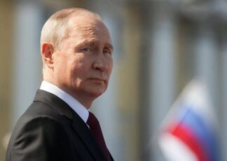 8 marzo, Putin alle donne: “Obiettivo più importante è maternità”