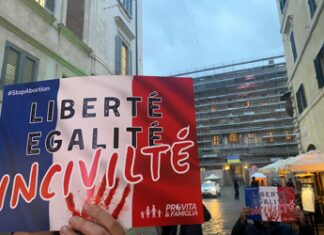 Aborto. Pro Vita Famiglia: da Macron delirio imperialista. Flash-mob davanti le ambasciate francesi