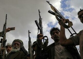 Attacco Houthi a nave cargo, morti tre membri dell’equipaggio