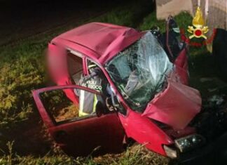 Auto fuori strada a Pordenone, salvato ragazzo incastrato tra lamiere