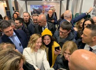 Bagno di folla per Meloni a Pordenone, premier tra selfie e strette di mano