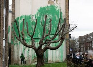 Banksy, nuovo murales a Londra: il messaggio ‘ecologista’ dello street artist