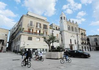 Bari, ipotesi scioglimento Comune per intrecci mafia-politica. Il sindaco Decaro: “Atto di guerra”