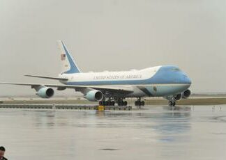 “Basta rubare dall’Air Force One”: la mail della Casa Bianca che imbarazza i giornalisti