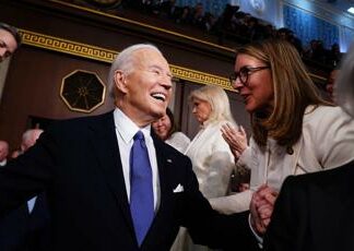 Biden e le battute sull’età durante il suo discorso: “Sono in giro da un po’…”