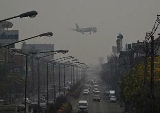 Bimba di Roma si sente male su aereo per Thailandia: “Deve essere operata”. Famiglia vuole riportarla in Italia
