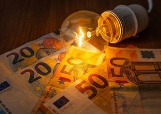 Bollette della luce giù del 19,8% nel secondo trimestre