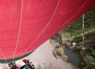 Cade durante un tour in mongolfiera e muore