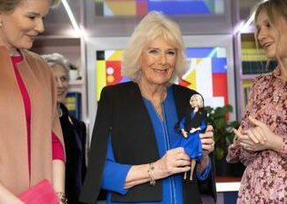 Camilla diventa una Barbie: “Ringiovanita di 50 anni”