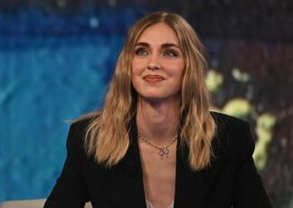Chiara Ferragni, dal fazzoletto agli errori grammaticali: “strategia vincente” da Fazio