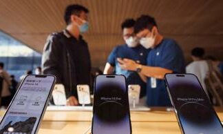 Cina, il mercato degli smartphone crolla del 30 per cento