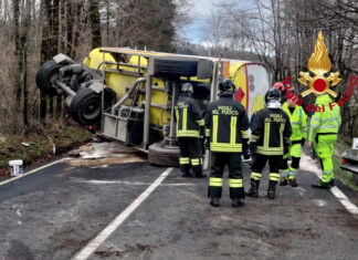Cisterna si ribalta al Passo Futa, sversamento gasolio in torrente Cisterna si ribalta al Passo Futa, sversamento gasolio in torrente