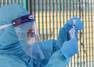 Covid Italia, bollettino e dati ultima settimana: crollano casi e decessi