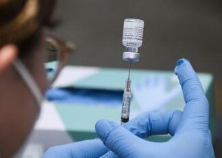 Covid, nessun legame tra vaccini e perdite post-menopausa: lo studio
