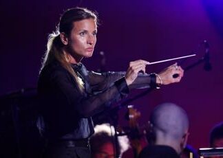 Criticarono Beatrice Venezi, sospesi tre orchestrali: faranno causa