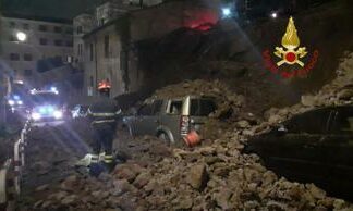 Crolla muro di tufo a Trastevere, auto sotto le macerie – Foto