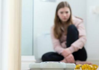 Da drunkoressia ad abbuffate notturne, boom nuovi disturbi alimentari