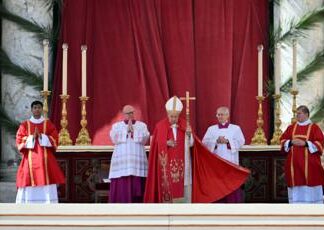 Domenica delle Palme, Papa Francesco non legge omelia e si raccoglie in silenzio