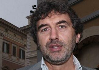 Elezioni Abruzzo, Marsilio ‘rockstar’ al comitato tra ressa tv e spumante