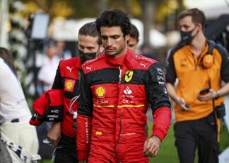 Ferrari, Carlos Sainz operato per appendicite: salta il Gp Arabia Saudita