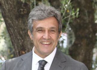 Flavio Insinna aiuta mamma e figlia sfrattate: “E se garantissi io per il vostro affitto?”