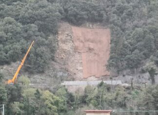Frana in Val di Bisenzio, riapre SR 325 a senso unico alternato Frana in Val di Bisenzio, riapre SR 325 a senso unico alternato