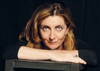Francesca Reggiani all’Ambra Jovinelli con ‘Spettacolare (voce del verbo)’: “Poca satira in tv, se ne sente la mancanza”