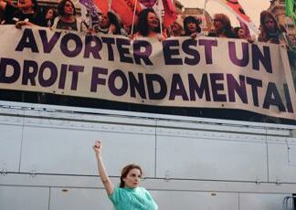 Francia, aborto diventa libertà garantita da Costituzione: primo Paese al mondo