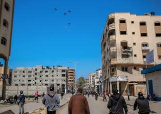 Gaza, schiacciati dai pacchi di aiuti lanciati con il paracadute: 5 morti