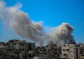 Gaza, violenti scontri nell’ospedale al-Shifa. Oggi all’Onu voto per cessate il fuoco