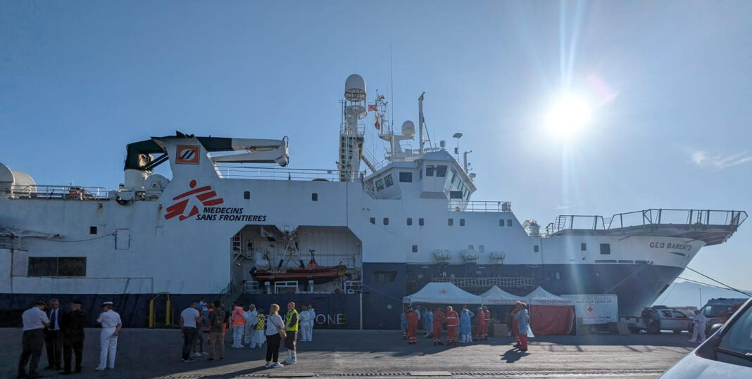 Geo Barents a Marina di Carrara, a bordo 249 migranti