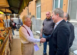 Dustin Hoffman a Lucca, primo ciak. Il saluto del sindaco sul set Dustin Hoffman a Lucca, primo ciak. Il saluto del sindaco sul set
