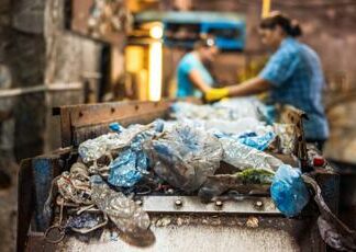 “Il riciclo della plastica è una truffa”, la denuncia del Center for Climate Integrity