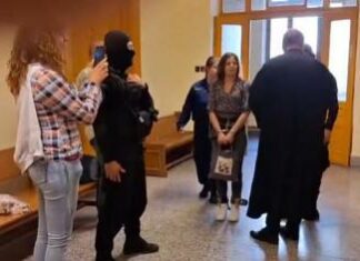 Ilaria Salis a processo a Budapest, entra in aula in catene – Video